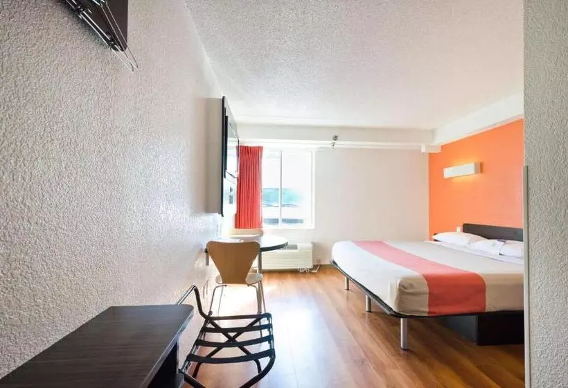 身障者適用キングサイズベッドルーム, Motel 6springfield, Dc  Washington Southwest