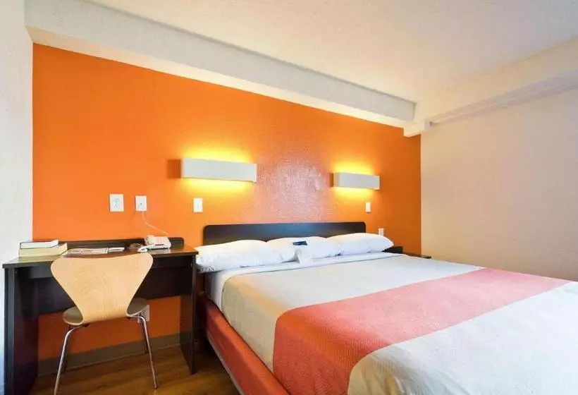 身障者適用キングサイズベッドルーム, Motel 6springfield, Dc  Washington Southwest