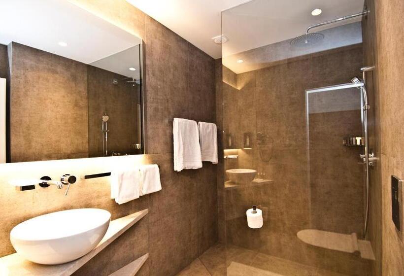 Quarto Estandar Individual, Akcent