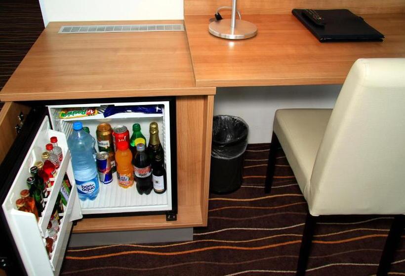 Quarto Estandar Individual, Akcent