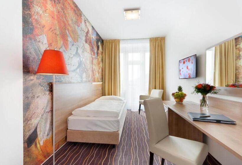 Quarto Estandar Individual, Akcent