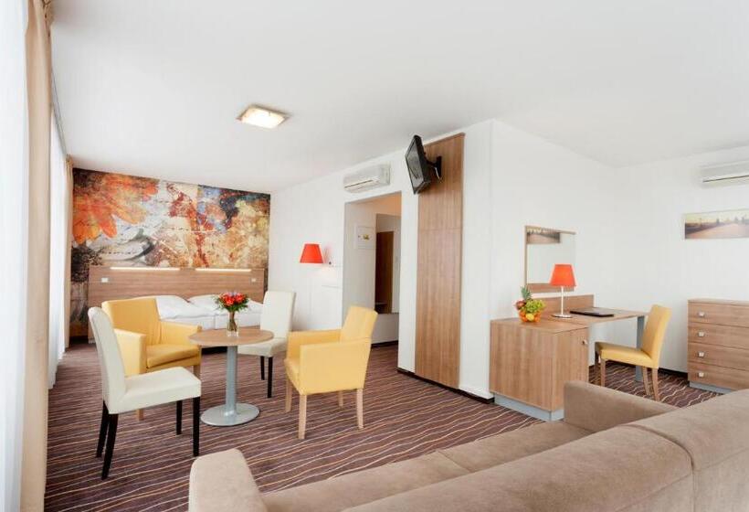 Quarto Executivo, Akcent