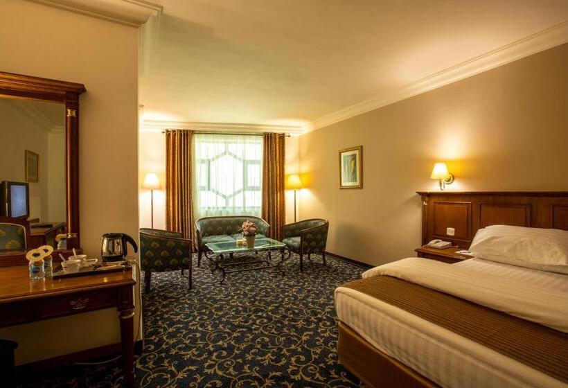 سوییت جونیور, Bristol