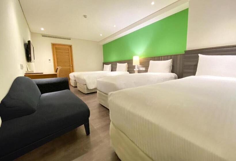 Deluxe Quadruple Room, Green World Triplebeds
