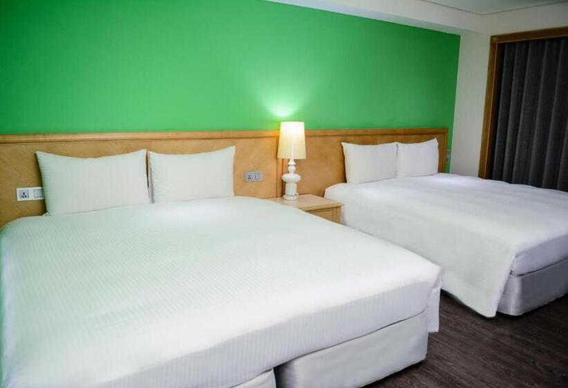 Family Room, Green World Triplebeds