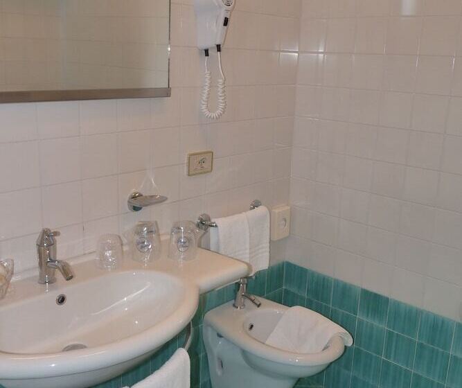 经典单人间, Universal