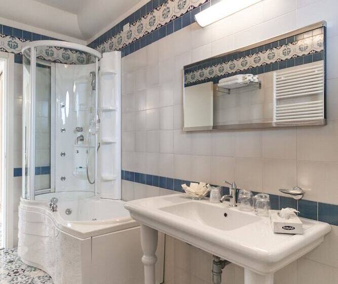 高级三人间, Universal