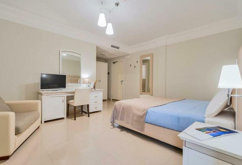 Номер Стандарт Трехместный, Victoria Palace Hotel & Zen Wellness