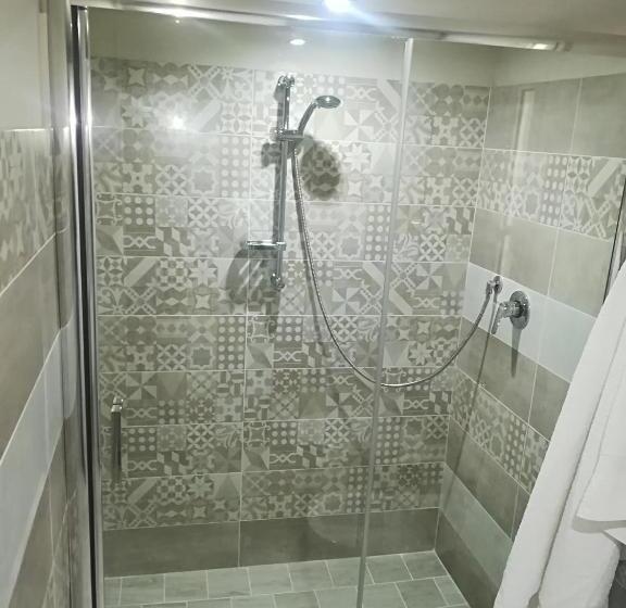 اتاق اکونومی, La Mariposa De La Reina