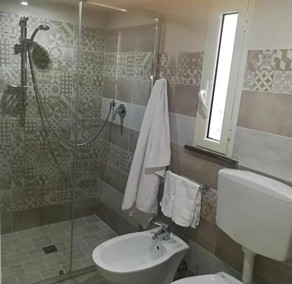 اتاق اکونومی, La Mariposa De La Reina