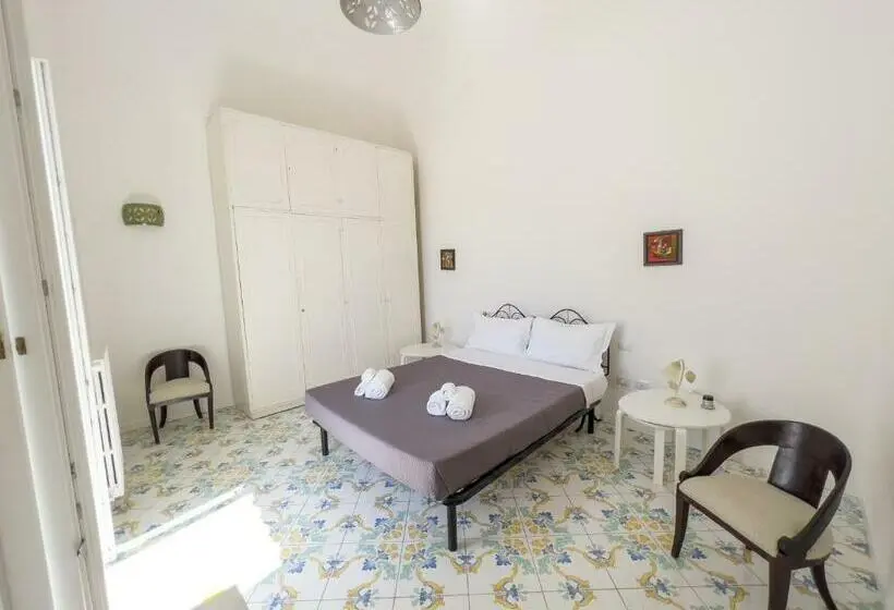 اتاق لوکس با بالکن و چشم‌انداز دریا, Casa Niná