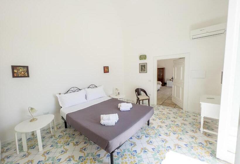 اتاق لوکس با بالکن و چشم‌انداز دریا, Casa Niná