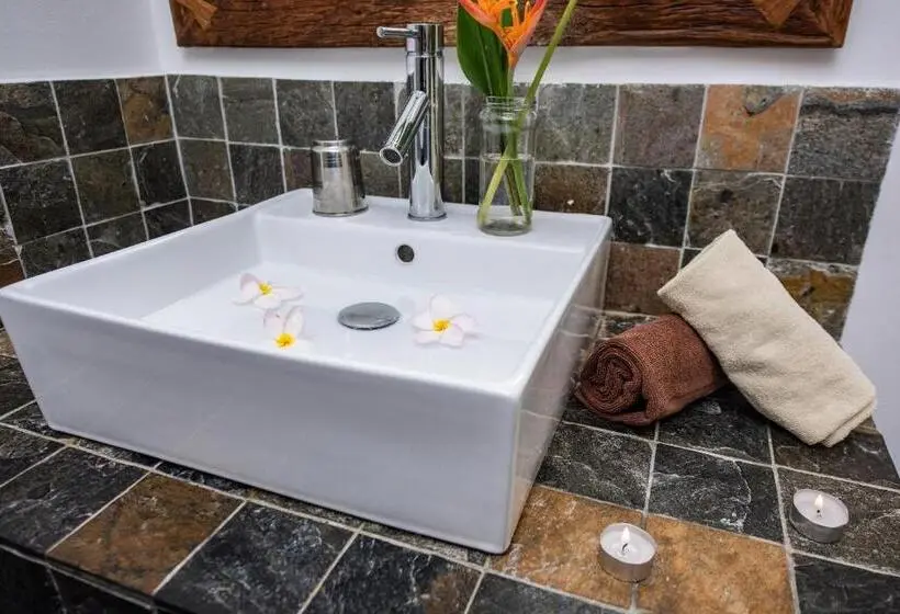 اتاق لوکس با چشم‌انداز دریا, Happy Days Guest House