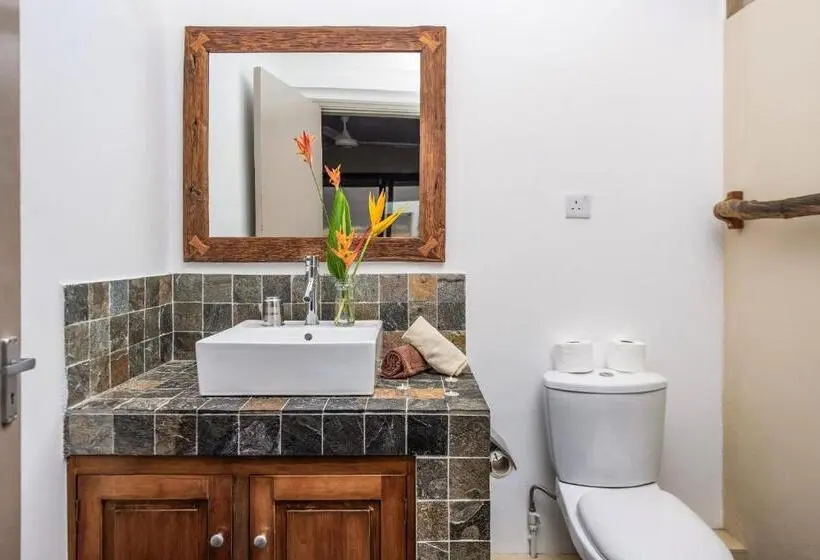 اتاق لوکس با چشم‌انداز دریا, Happy Days Guest House