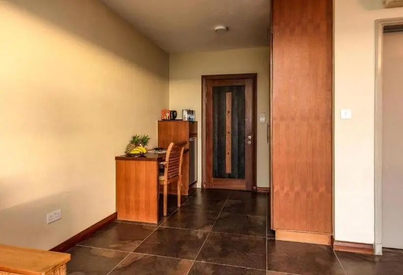 اتاق لوکس با چشم‌انداز دریا, Happy Days Guest House