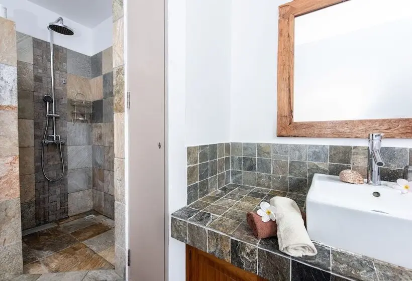 اتاق سوپریور با چشم‌انداز دریا, Happy Days Guest House