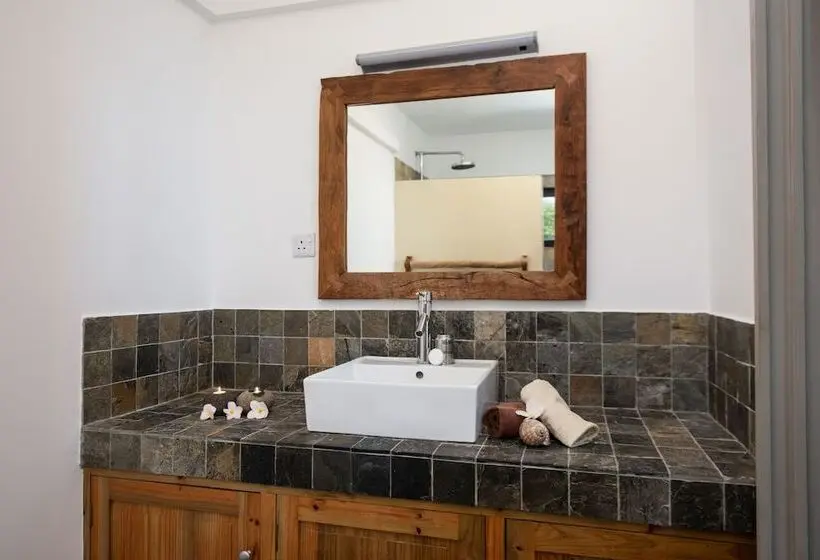 اتاق لوکس با چشم‌انداز, Happy Days Guest House