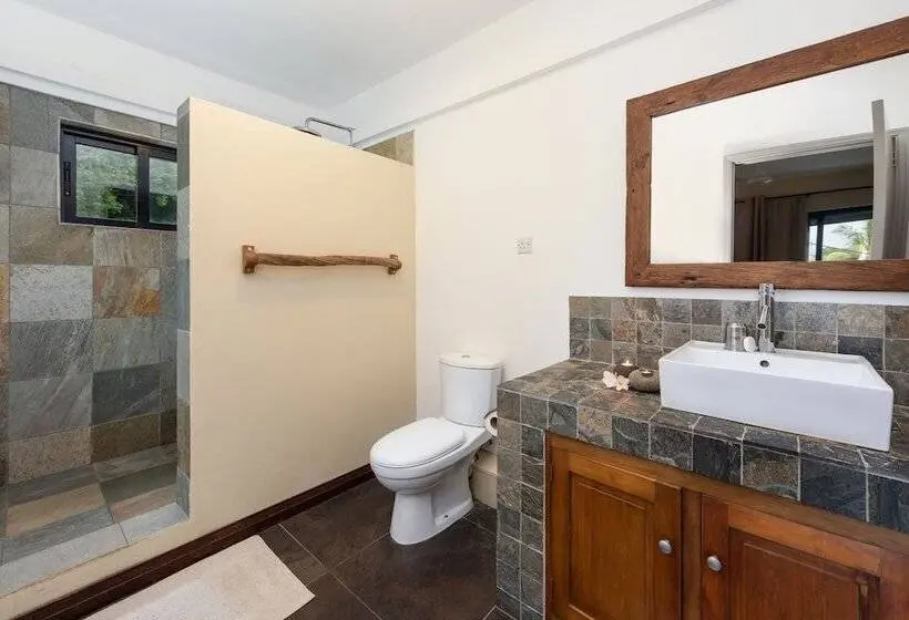 اتاق سوپریور با چشم‌انداز استخر, Happy Days Guest House