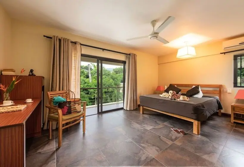 اتاق سوپریور با چشم‌انداز استخر, Happy Days Guest House