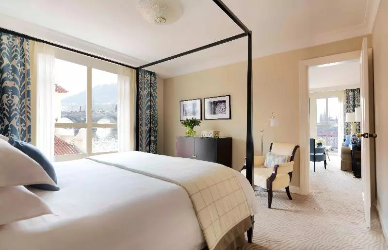 سوئیت با چشم‌انداز رودخانه, Four Seasons Hotel Prague
