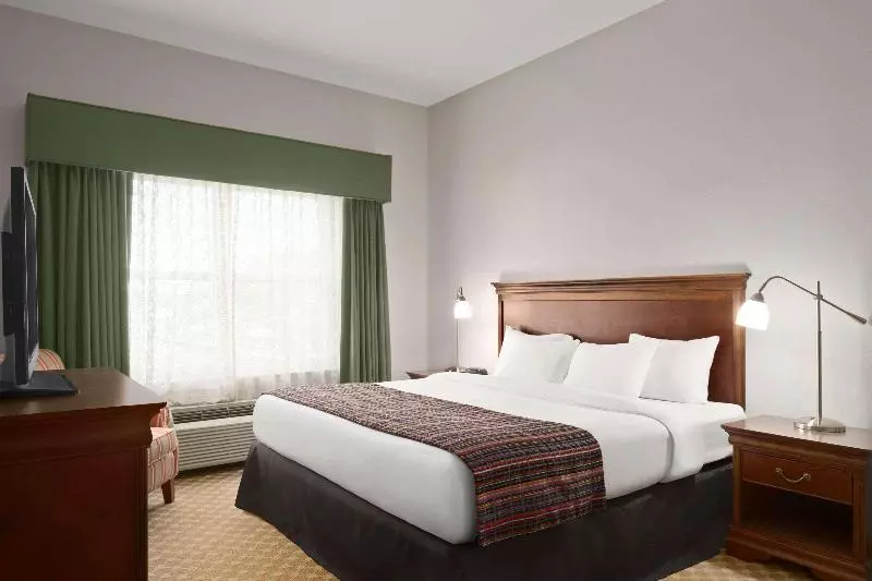 身障者適用キングサイズベッドルーム, Country Inn & Suites By Radisson, Gettysburg, Pa