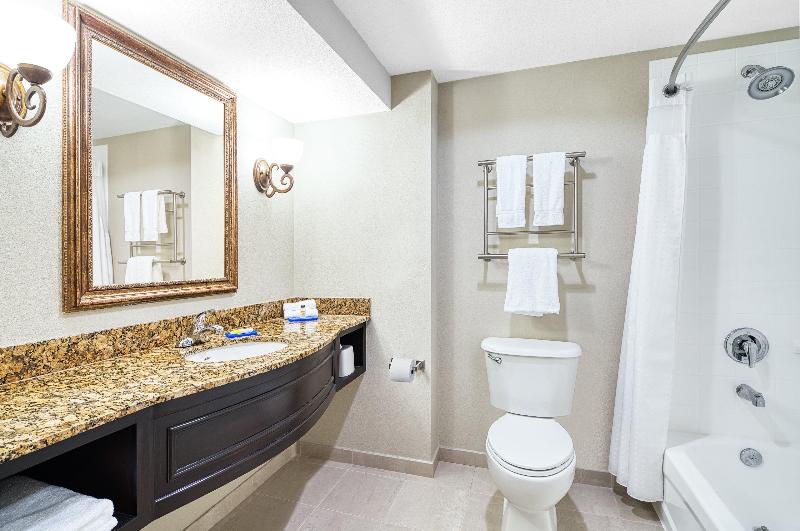 מיטת קינג בסוויטה, Country Inn & Suites By Radisson, Green Bay, Wi