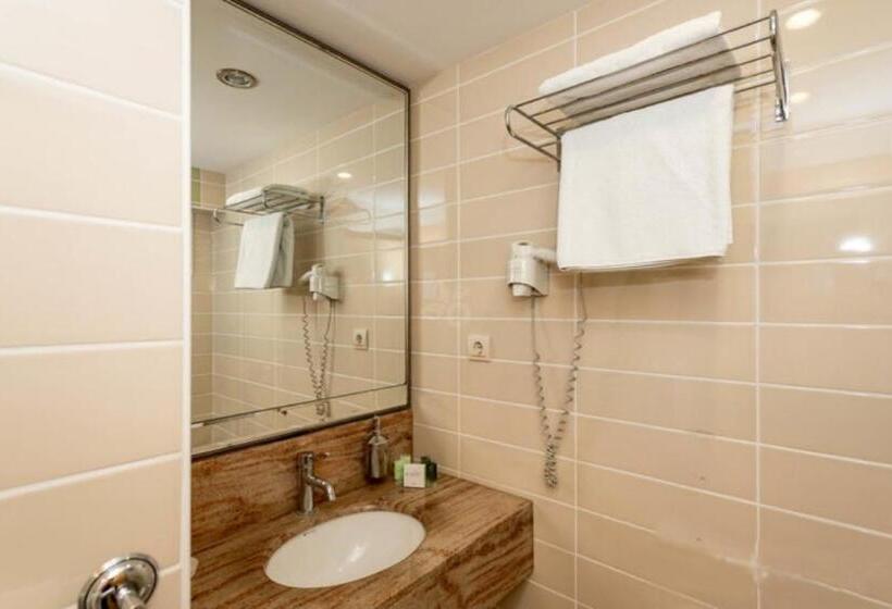 Номер Стандарт Вид на Город, Ilayda