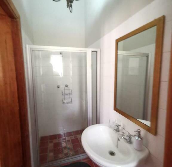 חדר דחוקס עם מיטת קינג, Lucolo Palace B&b Aliwal North