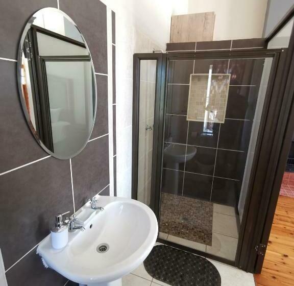 חדר דחוקס עם מיטת קינג, Lucolo Palace B&b Aliwal North