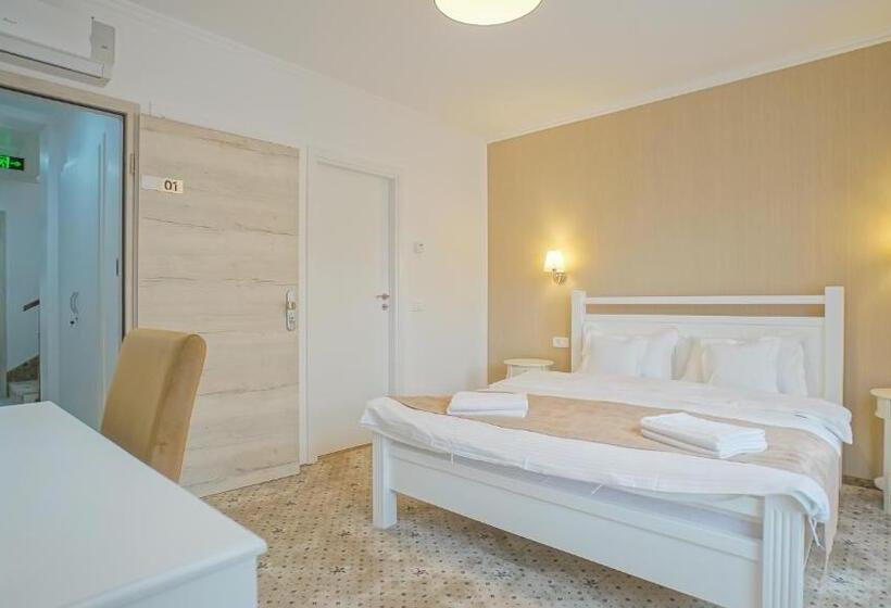 اتاق لوکس, Monarch House