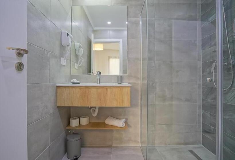 اتاق لوکس, Monarch House