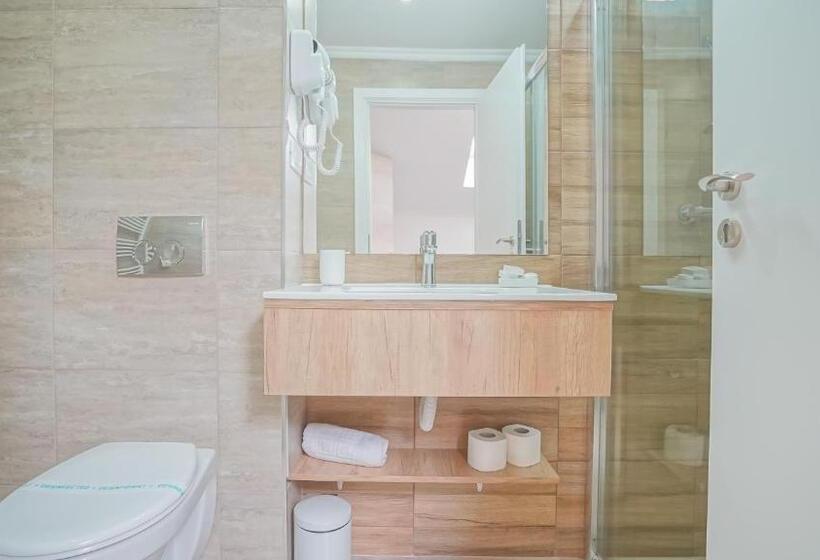 اتاق لوکس, Monarch House