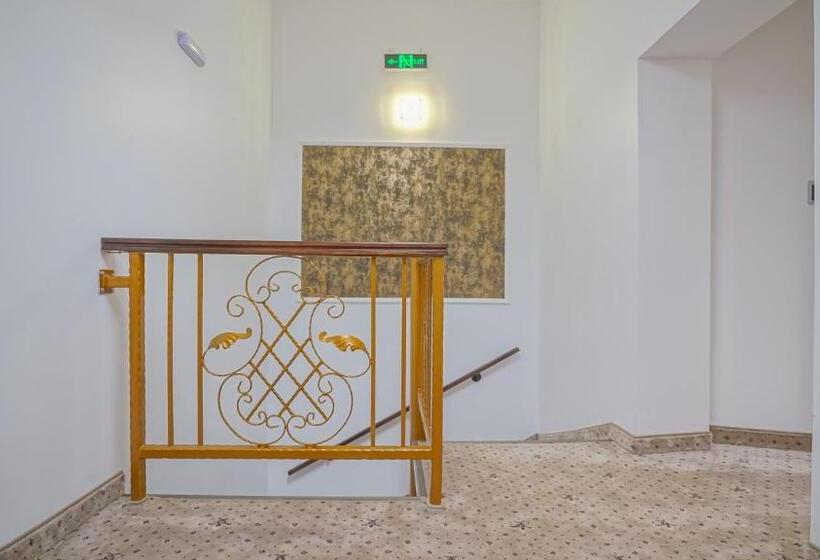 اتاق پنت هاوس, Monarch House