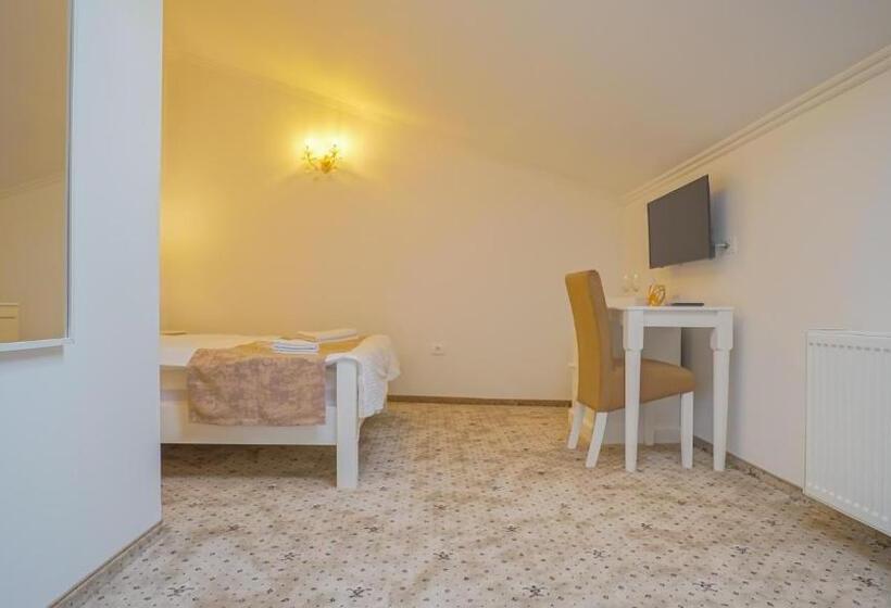 اتاق پنت هاوس, Monarch House