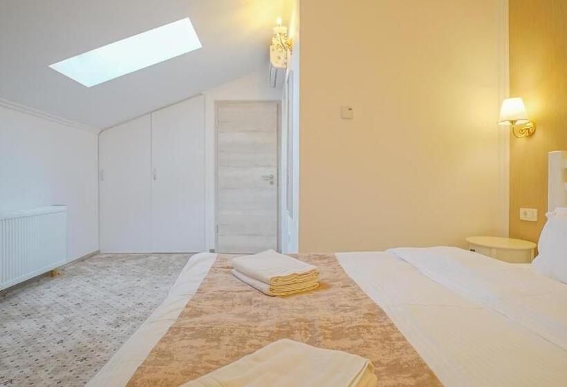 اتاق پنت هاوس, Monarch House