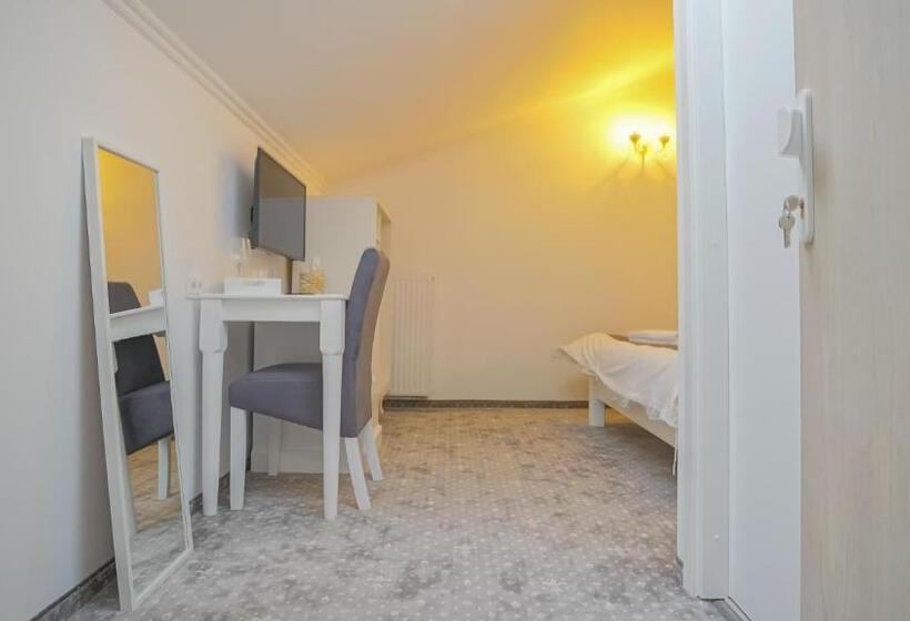 اتاق پنت هاوس, Monarch House