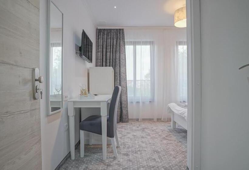 اتاق استاندارد یک نفره, Monarch House