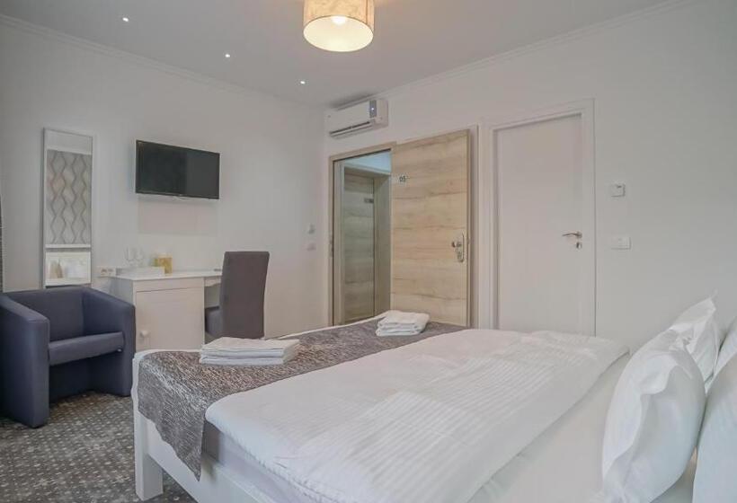 اتاق لوکس, Monarch House