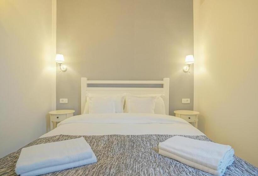 اتاق پنت هاوس, Monarch House