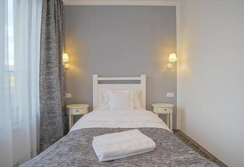 اتاق استاندارد یک نفره, Monarch House