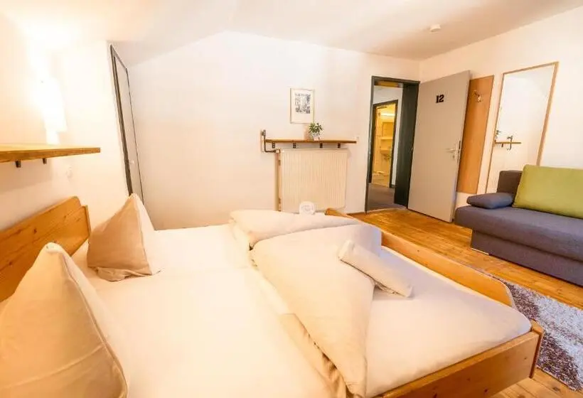 اتاق استاندارد سه تخته با سرویس بهداشتی مشترک, Das Cityhouse