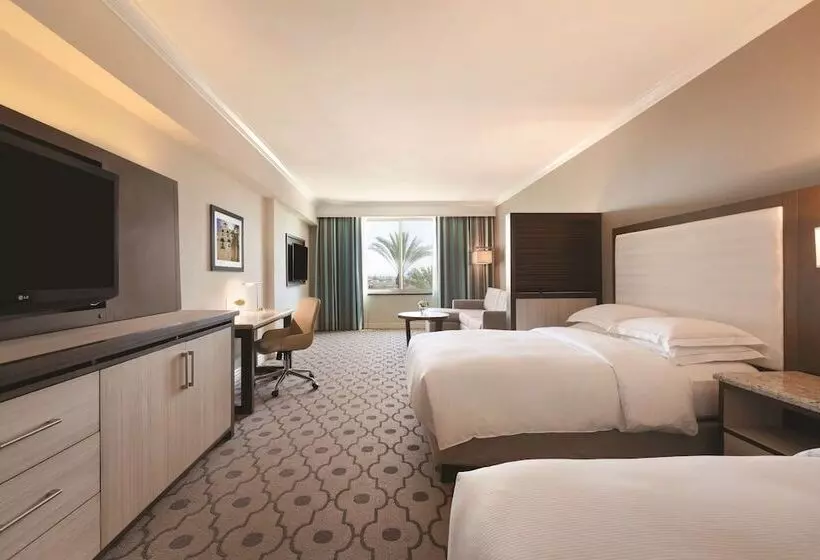 سوییت جونیور, Hilton Los Angeles/san Gabriel