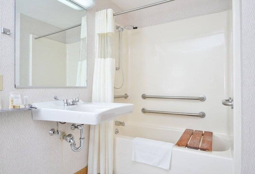 غرفه قياسيه سريرين مزدوجين, Howard Johnson By Wyndham Lenox