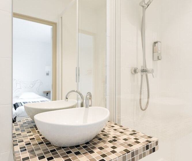 スタンダードルーム, Korner Eiffel