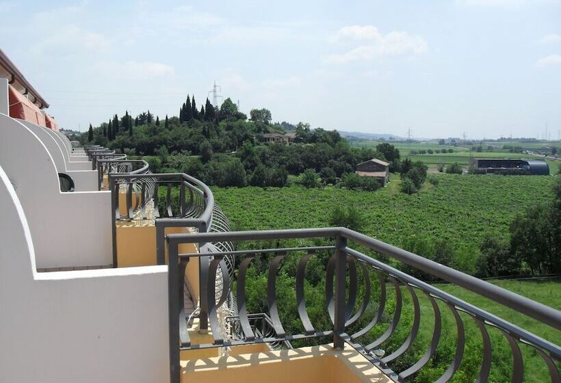 חדר סטנדרט לשלושה, La Rondinaia in Eurocongressi