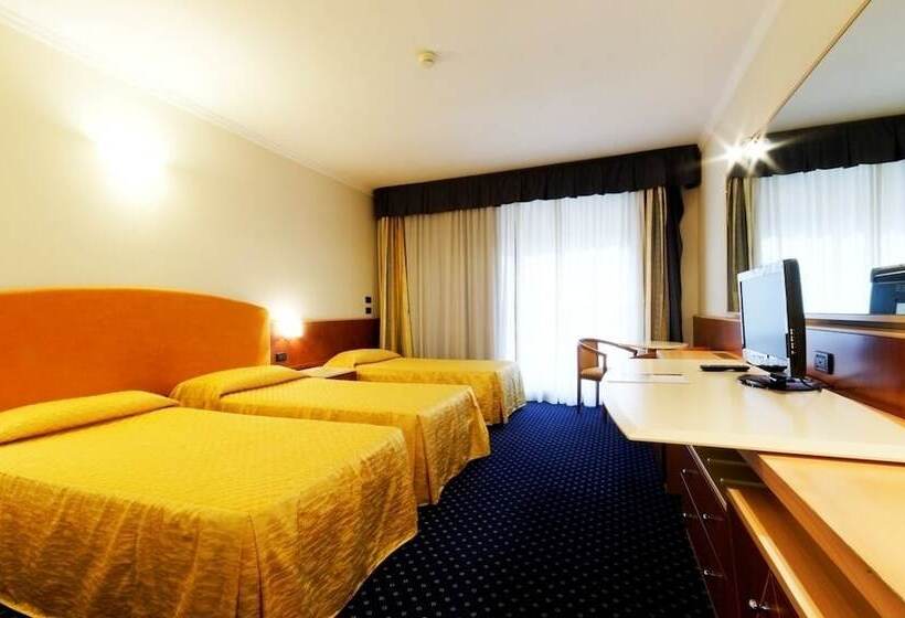 חדר סטנדרט לשלושה, La Rondinaia in Eurocongressi