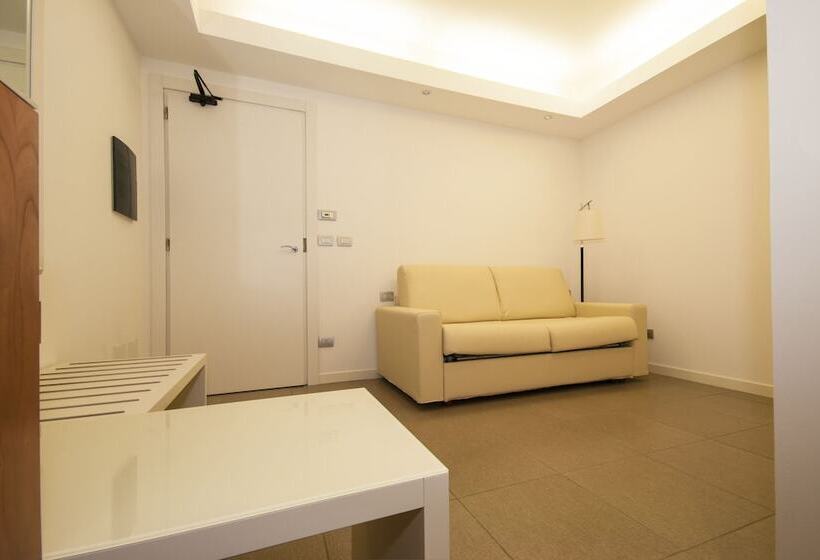 סוויטת ג'וניור, La Rondinaia in Eurocongressi