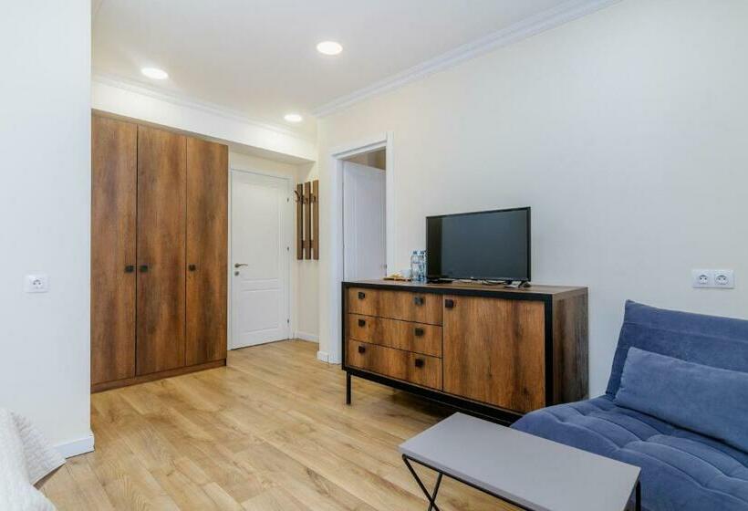 Quarto Familiar Comunicado, Kokhta Plaza Boutique