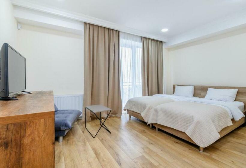 Quarto Familiar Comunicado, Kokhta Plaza Boutique