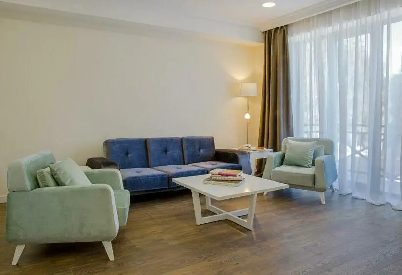 سوئیت جونیور خانوادگی, Kokhta Plaza Boutique